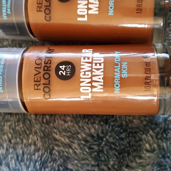 Revlon ColorStay Longwear Makeup Foundation - Shade 410 Cappuccino - Picture 2 of 8